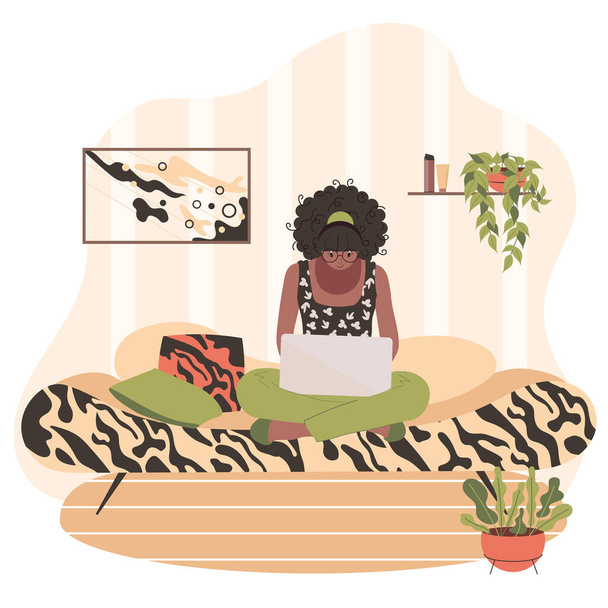 Африканская черная девушка работает за ноутбуком, сидя на диване. Стильный интерьер квартиры для фрилансеров. Онлайн тренинг по самоизоляции. Векторная иллюстрация - Вектор,изображение