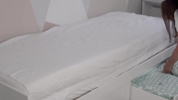 Bir kadın uyuduktan sonra çocukların yatağını temizler.. - Video, Çekim