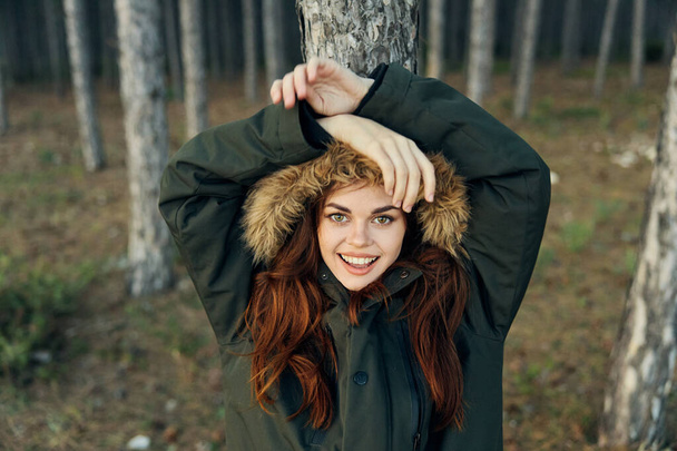 木を背景に森の中の女性ライフスタイルレジャーウォーク - 写真・画像