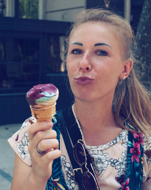 Νεαρή κοπέλα απολαμβάνει κακοποιημένο παγωτό στην Κωνσταντινούπολη. - Φωτογραφία, εικόνα