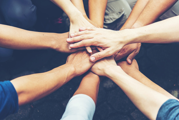 Solidarita spojuje lidi dohromady v týmové spolupráci. Ruce duchovního týmu spolupracují venku. Jednota silný stisk ruky s lidmi nebo souhlas cítění nebo šťastný různorodý vzdělávací akce - Fotografie, Obrázek