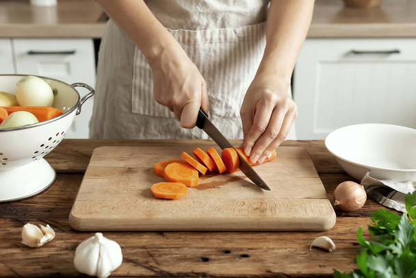 Frau in der Küche bereitet hausgemachtes Essen zu, weibliche Hände arbeiten mit frischem Gemüse - Foto, Bild