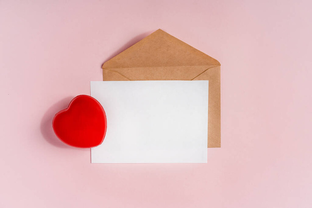 Rosa Valentinstag Hintergrund mit Kopierraum. Ein lederner Umschlag, aus dem Herzen fliegen - Foto, Bild