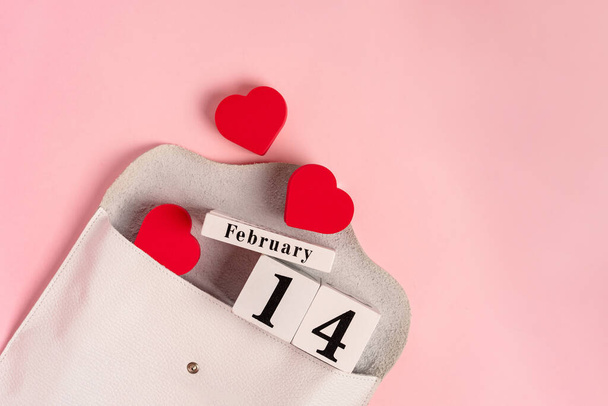 Růžový Valentýn pozadí s kopírovacím prostorem. Kožená obálka se srdcem vylétajícím z ní - Fotografie, Obrázek