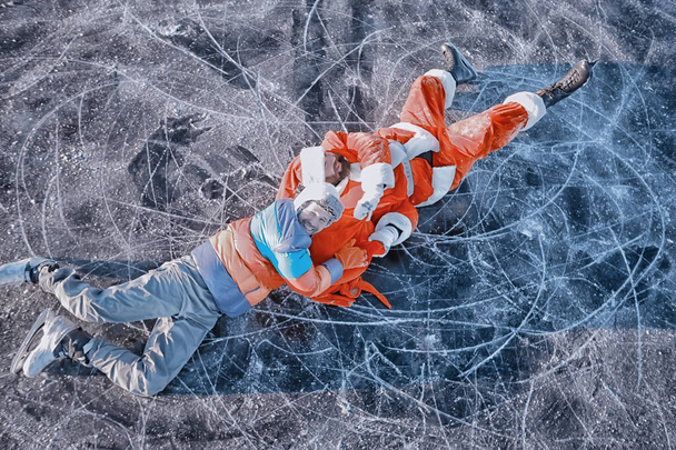 guy takes gifts from santa claus, skates on the ice of the lake, rob santa - Fotoğraf, Görsel