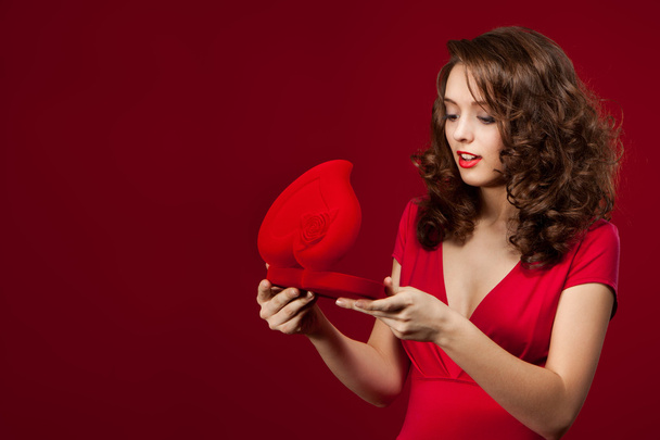 Happy woman opening a gift on Valentine's Day - Valokuva, kuva