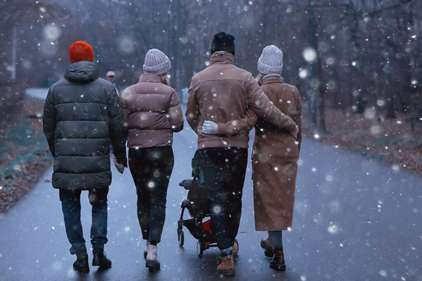 zimní procházka v parku, mladá rodina s malým dítětem a přáteli, mladí rodiče mimo sezónní vzhled - Fotografie, Obrázek