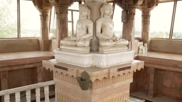Kirti stambh Chandraprabhu legfelső emelete Digambar Jain Bhavan Jinalay 12. századi Chandraprabhu (nyolcadik Tirthankara) Bhilodában  - Felvétel, videó