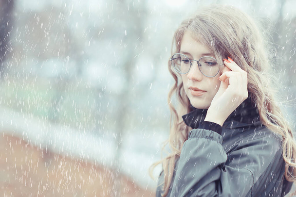 seasonal autumn portrait, sad girl with umbrella, november seasonal virus immunity on a walk - Foto, immagini