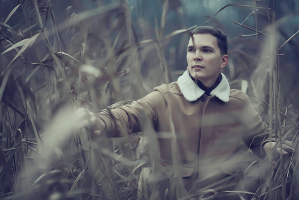 fashionable young man posing in autumn style portrait, hipster nature travel - Valokuva, kuva