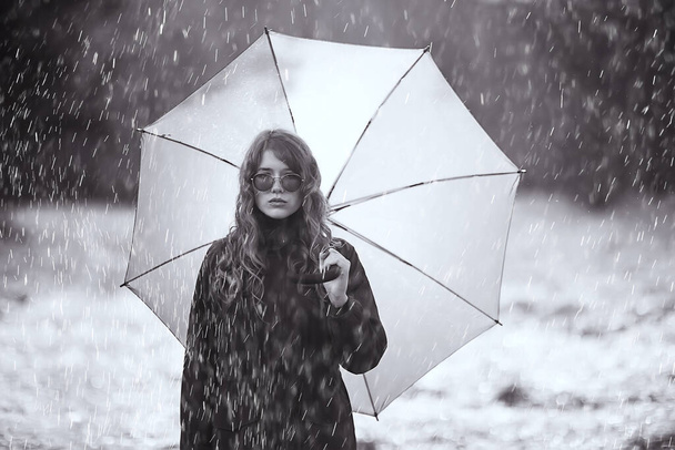 Mevsimlik sonbahar portresi, şemsiyeli üzgün kız, Kasım ayı virüslü yürüyüş bağışıklığı - Fotoğraf, Görsel