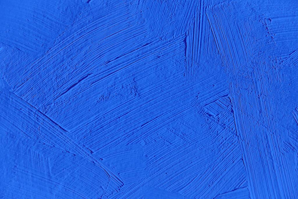 Pintura de primer plano de color azul vivo, pincelada pincelada textura para fondos interesantes, creativos e imaginativos. Para web y diseño. - Foto, imagen