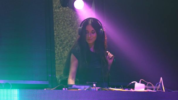 DJ на сцене в ночном клубе диско микшируя техно-музыку - Фото, изображение
