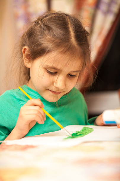 Young schoolgirl drawing with watercolors - Фото, зображення
