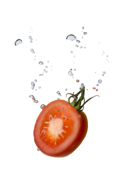 Tomate im Wasser mit Luftblasen - Foto, Bild