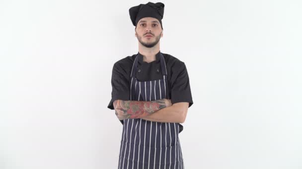 Komoly tetovált szakács egyenruhában, keresztbe tett karokkal a kamerába néz. - Felvétel, videó