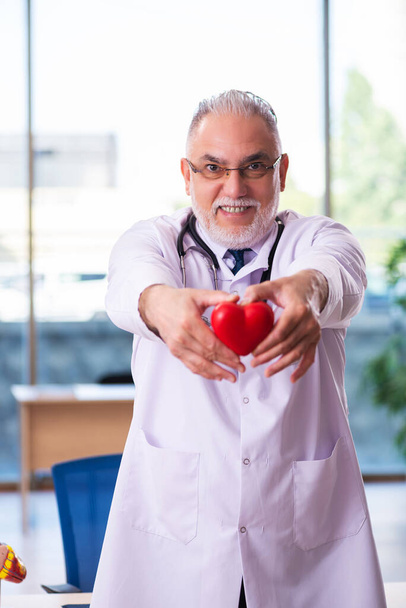Viejo médico cardiólogo que trabaja en la clínica - Foto, Imagen