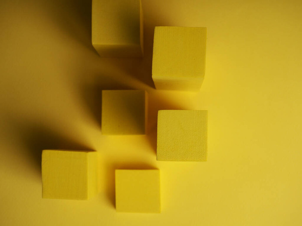 carrés abstraits sur fond jaune avec ombres, vue de dessus, formes géométriques pour la démonstration - Photo, image