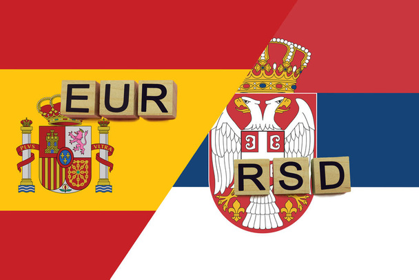 Коды валют Испании и Сербии на фоне национальных флагов. Международная концепция денежных переводов - Фото, изображение