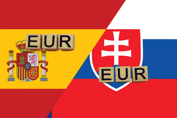 Spanyolország és Szlovákia valuta kódok nemzeti zászlók háttér. Nemzetközi pénzátutalási koncepció - Fotó, kép