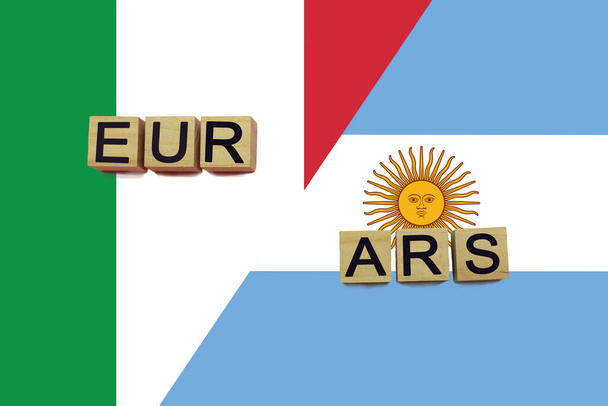 Італія та Аргентина коди валют на національних прапорах. Міжнародні грошові перекази - Фото, зображення