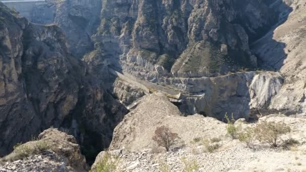 Древние скалистые горы с туннелями и туристическими тропами - Кадры, видео