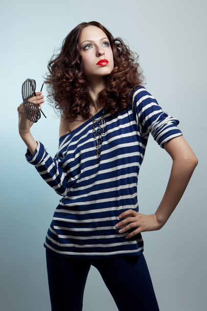 Casual fashion woman posing with glasses - Fotografie, Obrázek