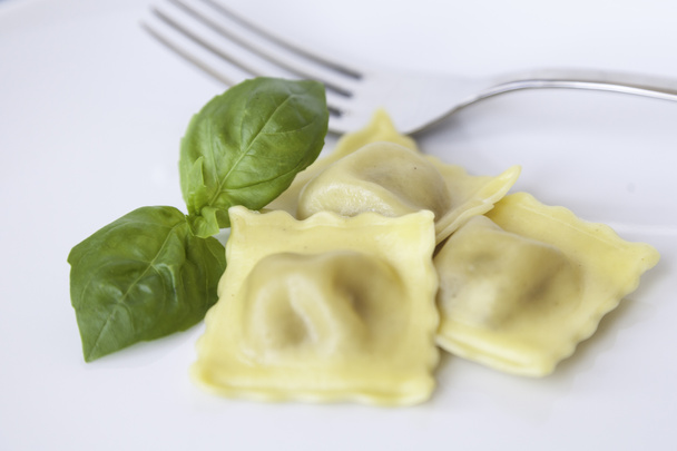 italské ravioli s čerstvou zelenou bazalkou na bílé desce - Fotografie, Obrázek