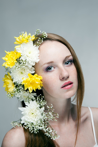 Young woman with flowers - Foto, imagen