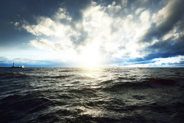 Blick auf die Nordsee von einem Segelboot bei Sonnenuntergang. Dramatisch stürmischer Himmel, Sonnenstrahlen durch die dunklen Wolken. Epische Meereslandschaft. Tiefer Zyklon im Winter. Norwegen - Foto, Bild