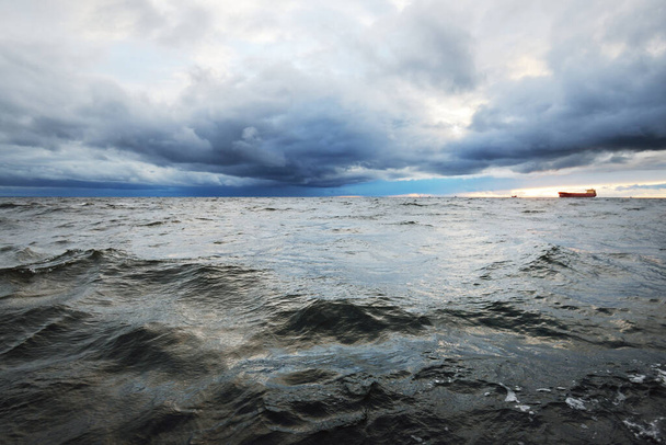 Näkymä Pohjanmerelle purjeveneestä auringonlaskun aikaan. Dramaattinen myrskyinen taivas, aurinko paistaa läpi pimeiden pilvien. Eeppinen merimaisema. Syvä sykloni talvella. Norja - Valokuva, kuva