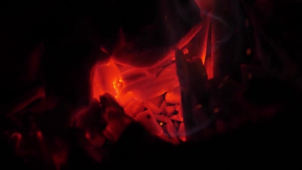 červené uhlíky hoří v noci v grilu, zpomaleně, zblízka - Záběry, video