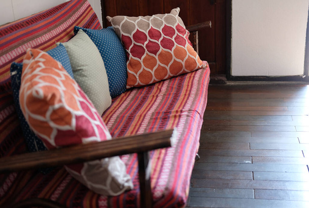 sofá com almofada de travesseiro vermelho. sala de estar interior - Foto, Imagem