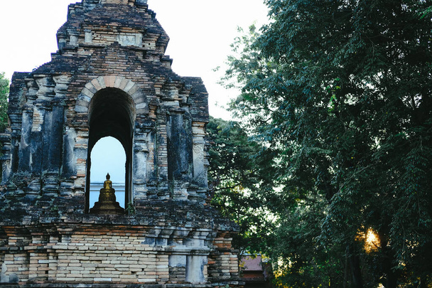 buda estatua stupa en asiático budista templo en tailandia - Foto, Imagen