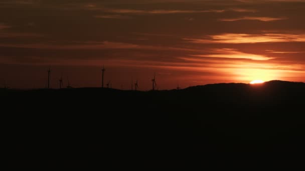 Imagem aérea do pôr-do-sol de turbinas eólicas San Francisco - Filmagem, Vídeo
