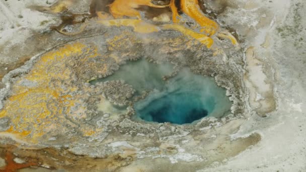 Vista aerea Bacino intermedio acqua minerale Yellowstone USA - Filmati, video