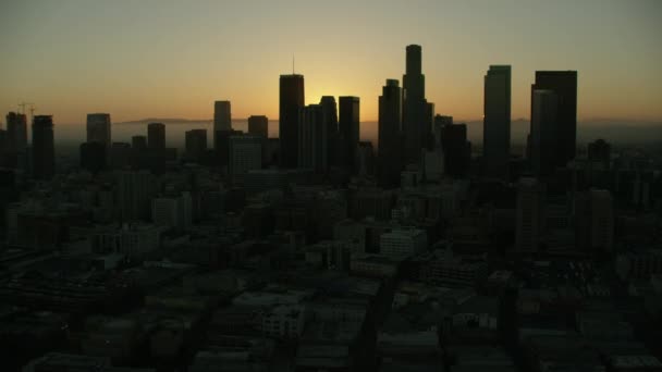 Luchtfoto zonsondergang uitzicht op Los Angeles wolkenkrabbers USA - Video
