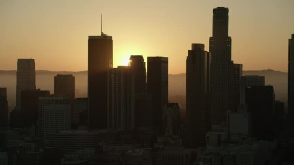 Αεροφωτογραφία των ουρανοξυστών του Λος Άντζελες στο ηλιοβασίλεμα της Αμερικής - Πλάνα, βίντεο