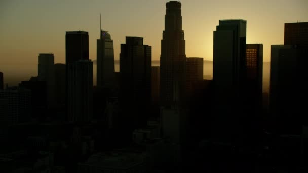 Widok na zachód słońca Los Angeles drapacze chmur USA - Materiał filmowy, wideo