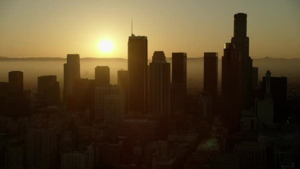 Αεροφωτογραφία των ουρανοξυστών του Λος Άντζελες στο ηλιοβασίλεμα της Αμερικής - Πλάνα, βίντεο