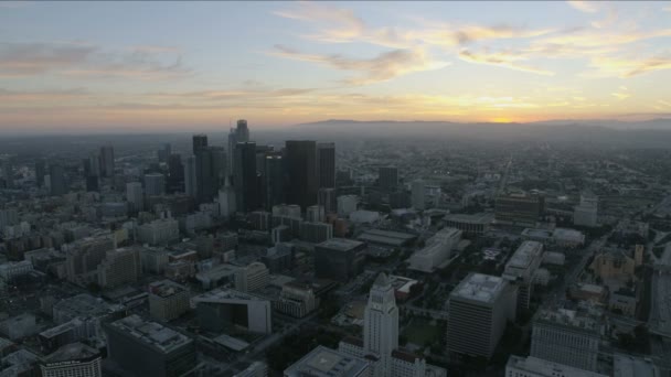 Aerial auringonlasku näkymä LA pilvenpiirtäjiä ja kaupungintalo - Materiaali, video