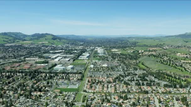 Vista aérea campo rural ciudad urbana Silicon Valley - Metraje, vídeo