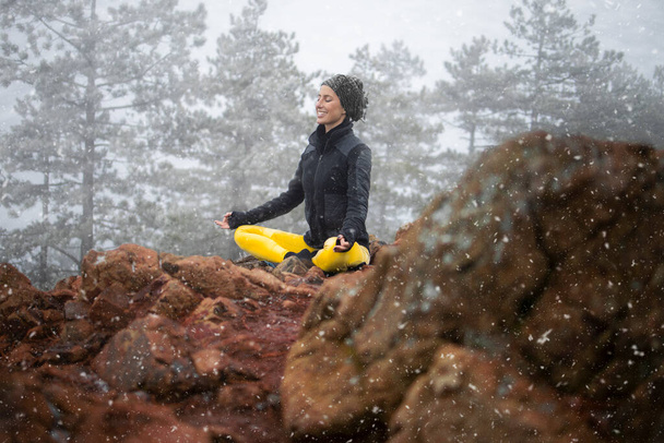 Nainen meditoi ja harjoittelee joogaa vuoren huipulla - Valokuva, kuva