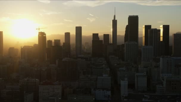 Εναέρια άποψη ορίζοντα LA ουρανοξύστες της πόλης στο ηλιοβασίλεμα - Πλάνα, βίντεο