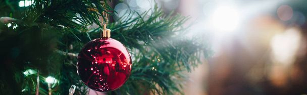 Luxus-Schmuck rote Kugel hängen am Weihnachtsbaum schmücken im Supermarkt Frohe Weihnachten - Foto, Bild
