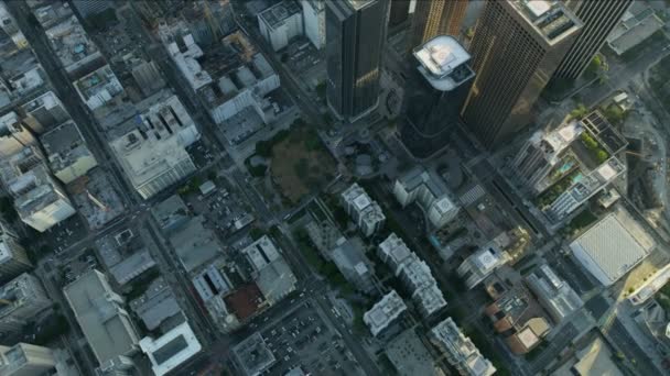 Aerial nad głową widok LA drapacze chmur Wells Fargo Center - Materiał filmowy, wideo