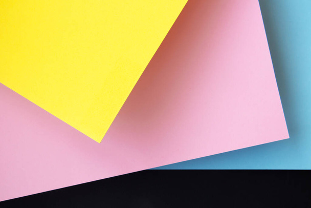 Abstraction de milieux de papier multicolore avec des ombres contrastées - Photo, image
