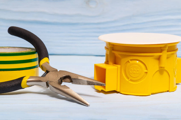 Boîte de jonction électrique jaune et outil habituellement utilisés dans le processus d'installation électrique - Photo, image