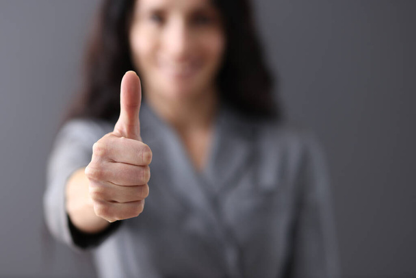 Moderne zakenvrouw tonen duim omhoog in kantoor closeup - Foto, afbeelding