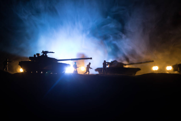 戦争の概念。戦場の霧の空を背景にした軍のシルエット、曇ったスカイラインの下の世界大戦兵士シルエット夜。選択的焦点 - 写真・画像